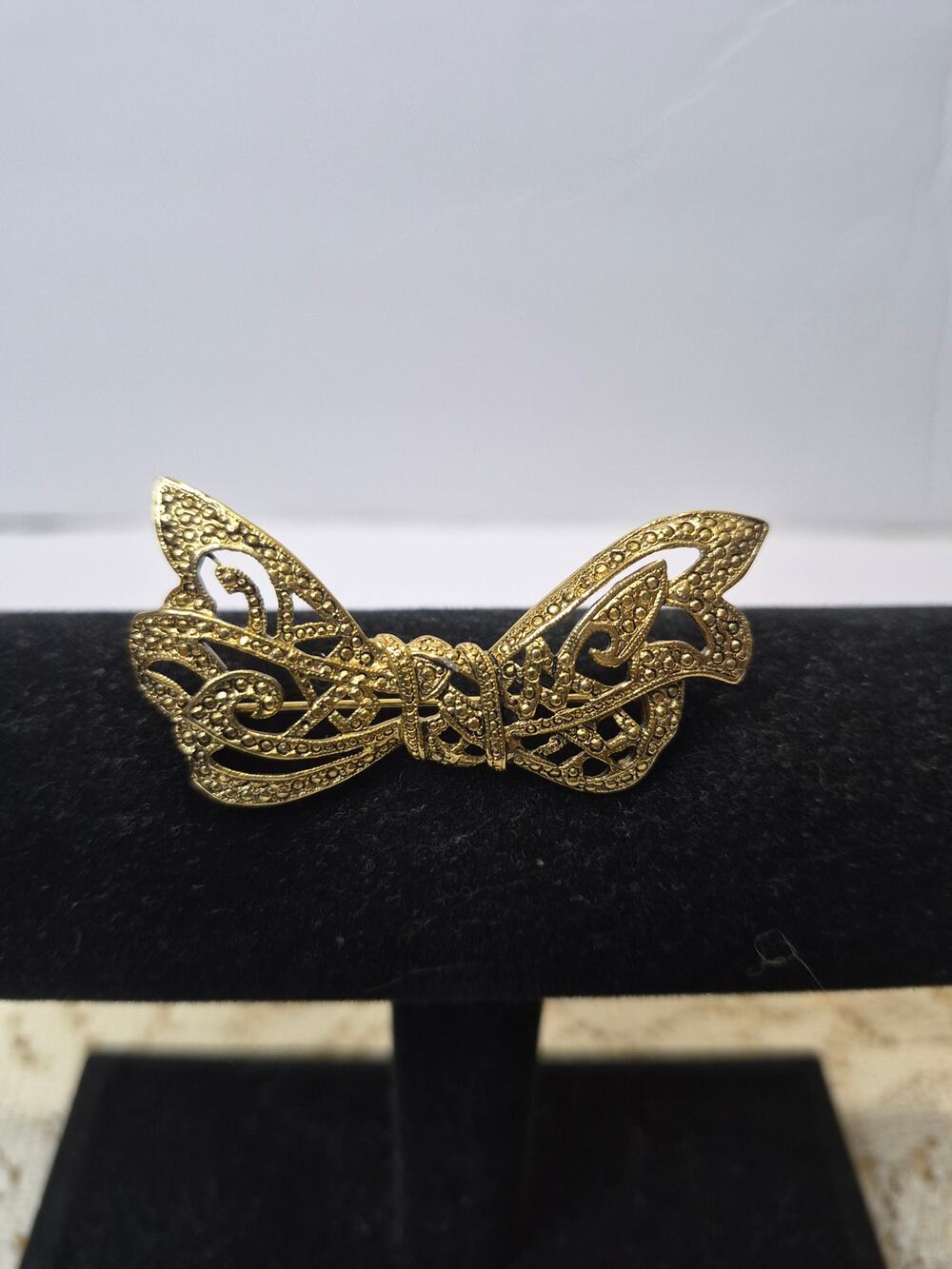 Authentic vintage filigree 1990'S Gold-tone Brooch